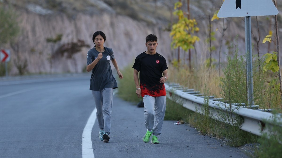 Kayseri’de yürüyüş şampiyonu öğrenciler, antrenmanlarını doğada yapıyor