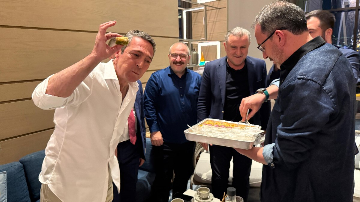 Final maçı öncesinde Ali Koç’a baklava ikramı